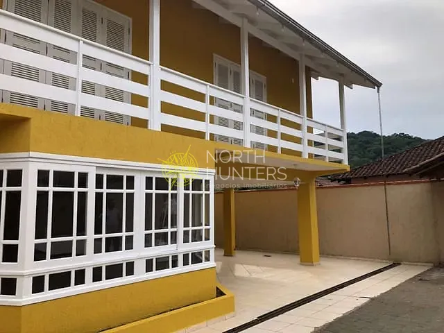 Sobrado com 369m² 4 quartos e 3 banheiros, à venda, no bairro Nova Brasília em Joinville
