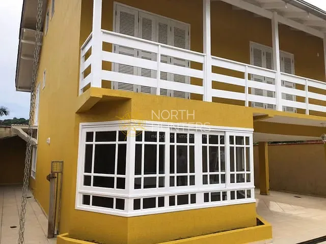 Sobrado com 369m² 4 quartos e 3 banheiros, à venda, no bairro Nova Brasília em Joinville