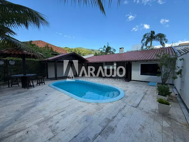 Sobrado com 452m² 3 quartos e 2 banheiros, à venda, no bairro Ressacada em Itajaí