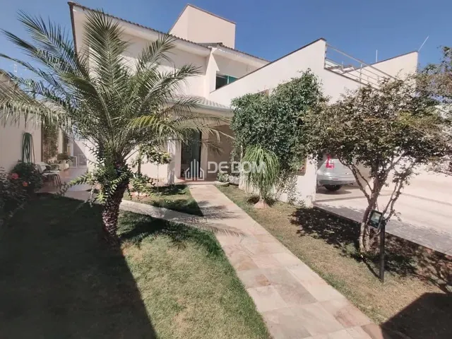 Sobrado com 400m² 4 quartos e 4 banheiros, à venda, no bairro Jardim Karaíba em Uberlândia