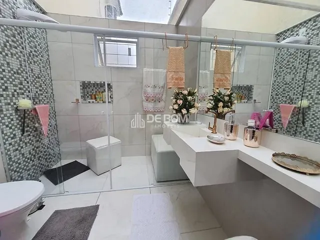 Sobrado com 400m² 4 quartos e 4 banheiros, à venda, no bairro Jardim Karaíba em Uberlândia