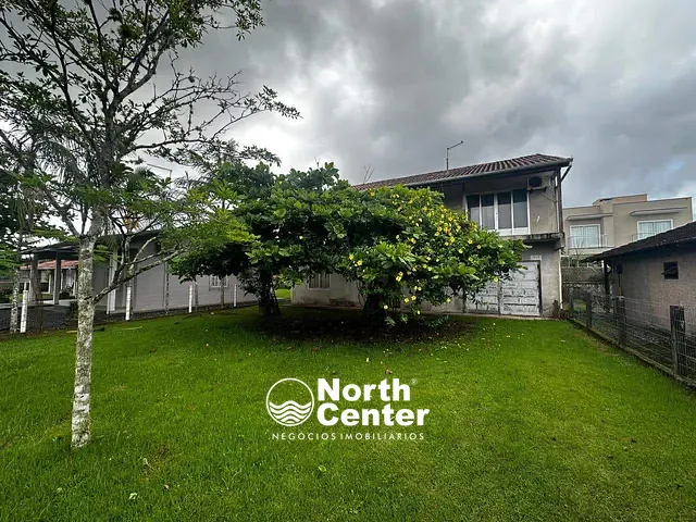 Sobrado com 360m² 4 quartos e 3 banheiros, à venda, no bairro Pinheiros em Balneário Barra do Sul
