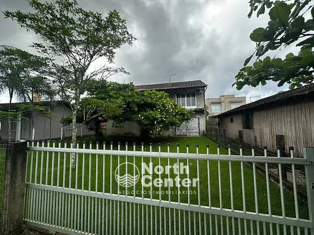 Sobrado com 360m² 4 quartos e 3 banheiros, à venda, no bairro Pinheiros em Balneário Barra do Sul