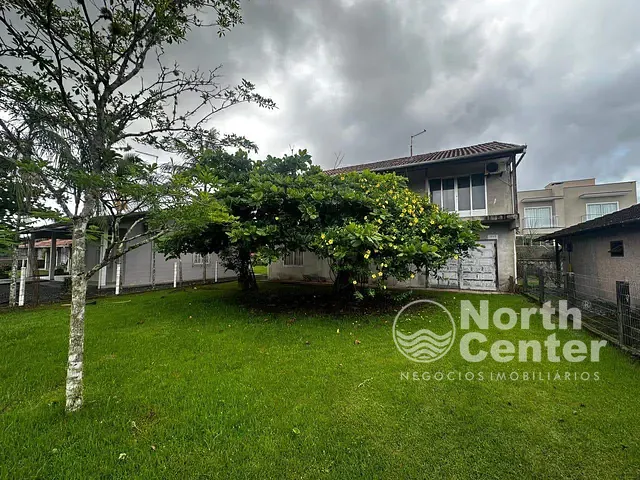 Sobrado com 360m² 4 quartos e 3 banheiros, à venda, no bairro Pinheiros em Balneário Barra do Sul
