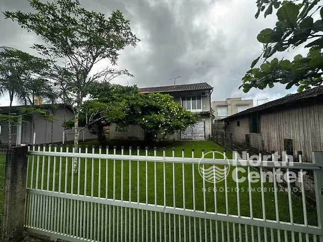 Sobrado com 360m² 4 quartos e 3 banheiros, à venda, no bairro Pinheiros em Balneário Barra do Sul