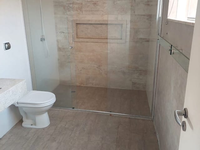 Foto do Sobrado - LINDO SOBRADO COM 5 DORMITÓRIOS, SENDO 4 SUÍTES, QUINTAL COM CHURRASQUEIRA, 2 VARANDAS. RUA TRANQUILA E ARBORIZADA. PRÓXIMO A AVENIDA DO ESTADO | Sanches Imobiliária VIP