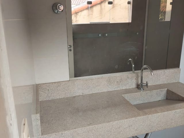 Foto do Sobrado - LINDO SOBRADO COM 5 DORMITÓRIOS, SENDO 4 SUÍTES, QUINTAL COM CHURRASQUEIRA, 2 VARANDAS. RUA TRANQUILA E ARBORIZADA. PRÓXIMO A AVENIDA DO ESTADO | Sanches Imobiliária VIP