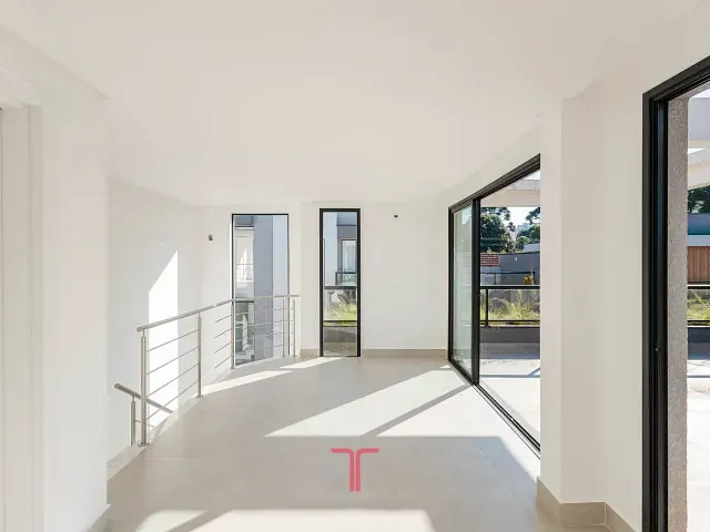 Sobrado 3 quartos e 4 banheiros, à venda, no bairro Campo Comprido em Curitiba