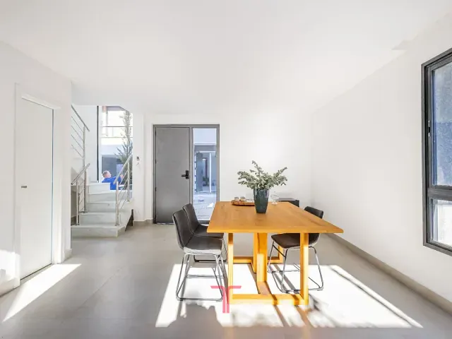 Sobrado com 90m² 3 quartos e 4 banheiros, à venda, no bairro Campo Comprido em Curitiba