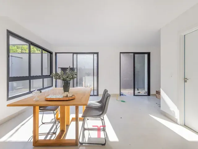 Sobrado com 90m² 3 quartos e 4 banheiros, à venda, no bairro Campo Comprido em Curitiba