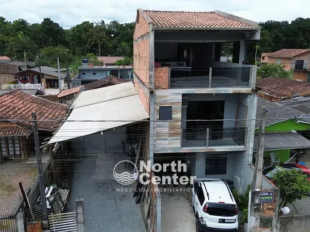 Sobrado com 188m² 3 quartos e 4 banheiros, à venda, no bairro Costeira em Balneário Barra do Sul