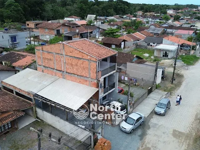 Sobrado com 188m² 3 quartos e 4 banheiros, à venda, no bairro Costeira em Balneário Barra do Sul