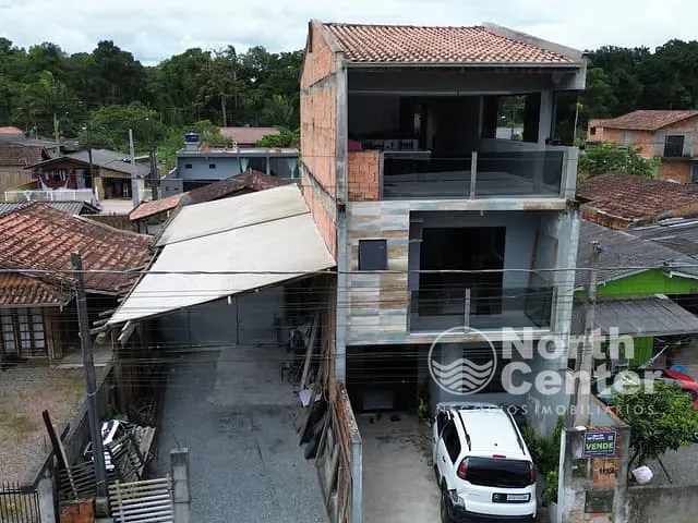 Sobrado com 188m² 3 quartos e 4 banheiros, à venda, no bairro Costeira em Balneário Barra do Sul