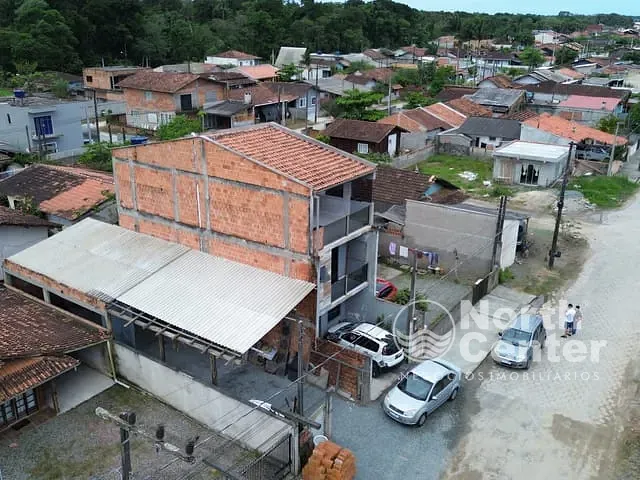 Sobrado com 188m² 3 quartos e 4 banheiros, à venda, no bairro Costeira em Balneário Barra do Sul