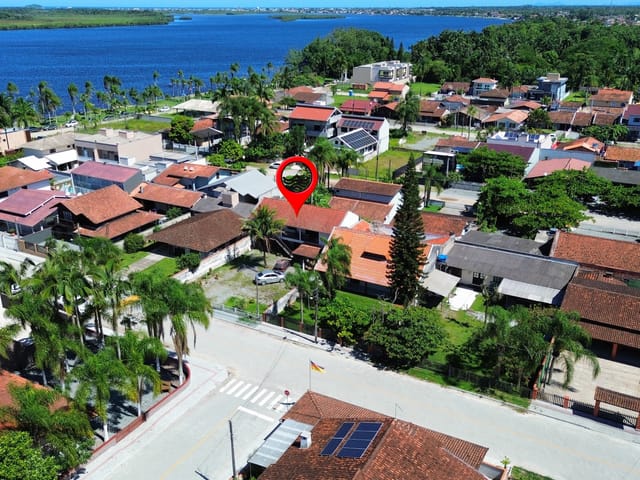 Foto do Sobrado - Sobrado Amplo a 50 Metros da Lagoa com Amplo Quintal á venda, Bairro Pinheiros, Balneário Barra do Sul, SC | North Center