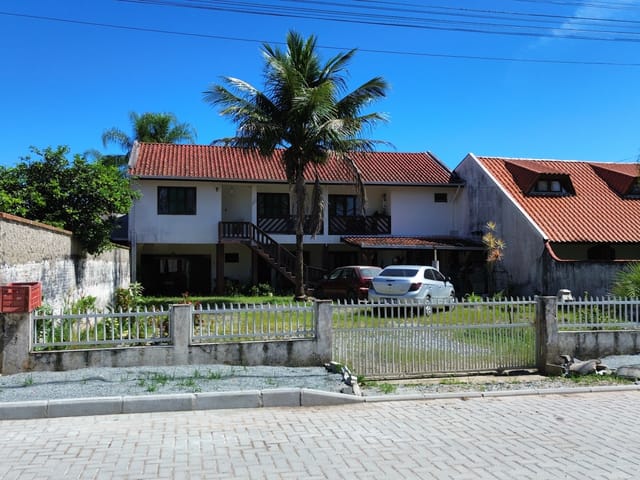 Foto do Sobrado - Sobrado Amplo a 50 Metros da Lagoa com Amplo Quintal á venda, Bairro Pinheiros, Balneário Barra do Sul, SC | North Center