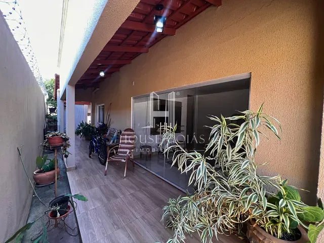 Sobrado com 375m² 4 quartos e 3 banheiros, à venda, no bairro Village Veneza em Goiânia