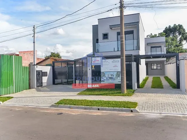 Sobrado 3 quartos e 2 banheiros, à venda, no bairro Uberaba em Curitiba
