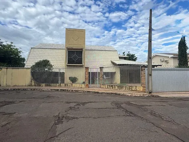 Sobrado com 1550m² 4 quartos e 6 banheiros, à venda ou para alugar, no bairro Coophafé em Campo Grande