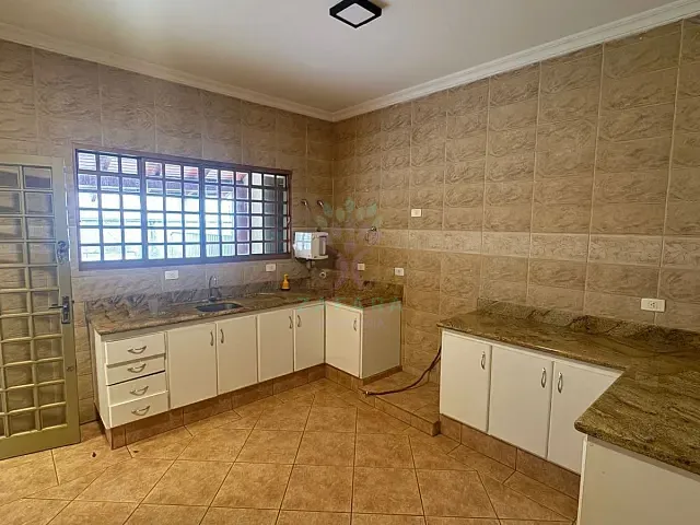 Sobrado com 1550m² 4 quartos e 6 banheiros, à venda ou para alugar, no bairro Coophafé em Campo Grande