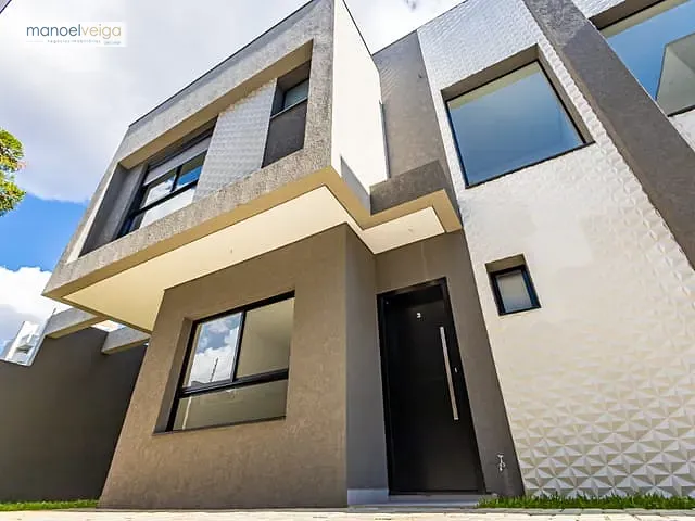 Sobrado 3 quartos e 2 banheiros, à venda, no bairro Novo Mundo em Curitiba