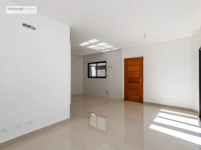 Sobrado 3 quartos e 2 banheiros, à venda, no bairro Novo Mundo em Curitiba