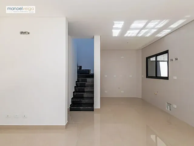 Sobrado 3 quartos e 2 banheiros, à venda, no bairro Novo Mundo em Curitiba