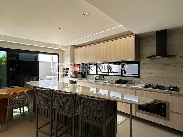 Sobrado com 261m² 4 quartos e 4 banheiros, à venda, no bairro  Jardins Capri  em Senador Canedo