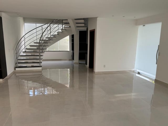 Sobrado 4 quartos e 6 banheiros, para alugar, no bairro Jardins Paris em Goiânia