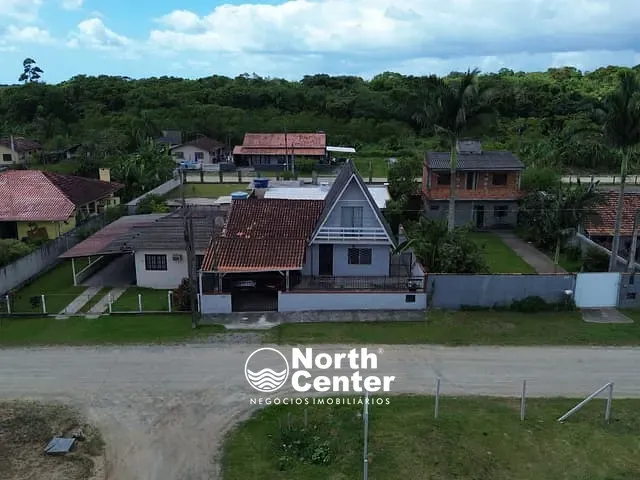 Sobrado com 310m² 4 quartos e 2 banheiros, à venda, no bairro Costeira em Balneário Barra do Sul