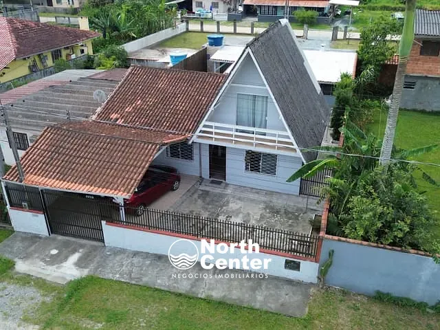 Sobrado com 310m² 4 quartos e 2 banheiros, à venda, no bairro Costeira em Balneário Barra do Sul