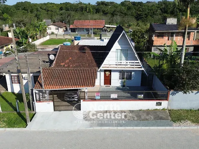 Sobrado com 310m² 4 quartos e 2 banheiros, à venda, no bairro Costeira em Balneário Barra do Sul