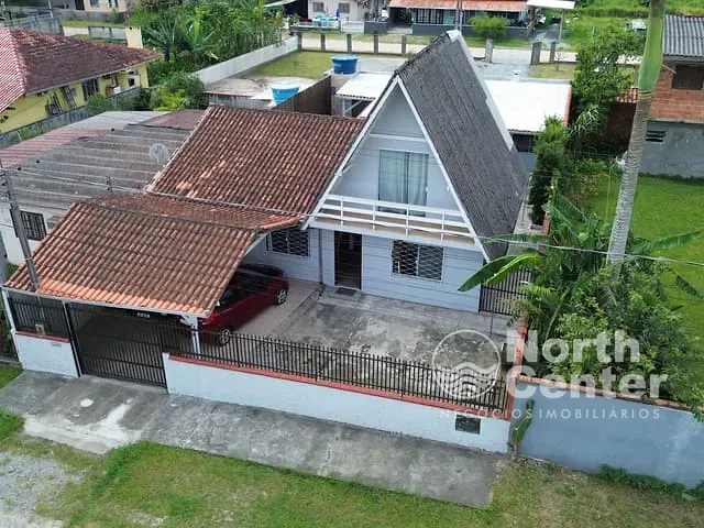 Sobrado com 310m² 4 quartos e 2 banheiros, à venda, no bairro Costeira em Balneário Barra do Sul