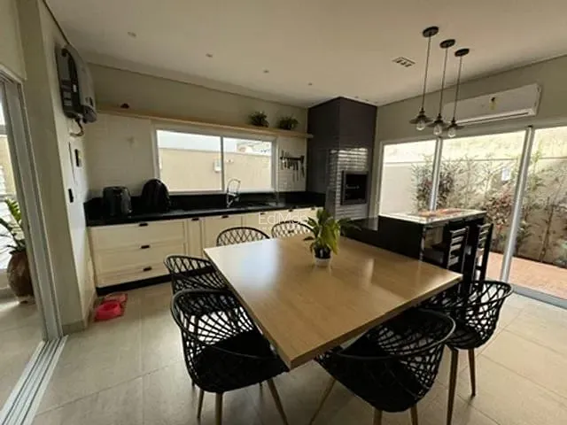 Sobrado com 200m² 3 quartos e 5 banheiros, à venda, no bairro FAG em Cascavel