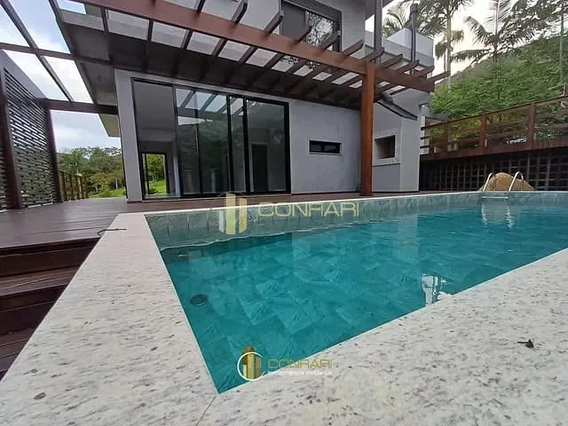 Sobrado com 394m² 3 quartos e 8 banheiros, à venda, no bairro Taquaras em Balneário Camboriú