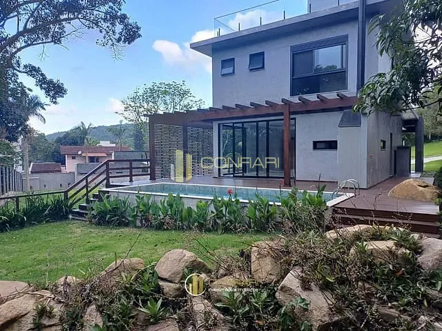 Sobrado com 394m² 3 quartos e 8 banheiros, à venda, no bairro Taquaras em Balneário Camboriú