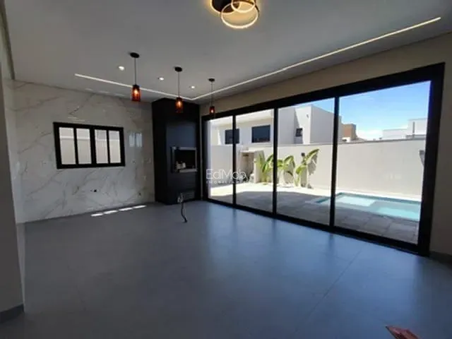 Sobrado com 200m² 3 quartos e 4 banheiros, à venda, no bairro FAG em Cascavel