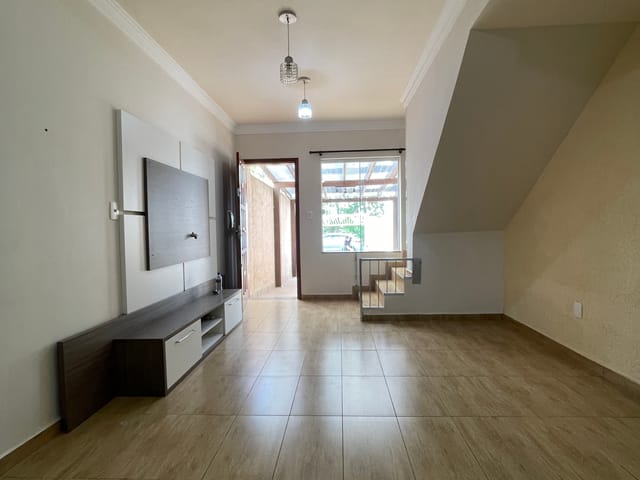 Sobrado com 58m² 2 quartos e 2 banheiros, à venda ou para alugar, no bairro Jardim Carvalho em Ponta Grossa