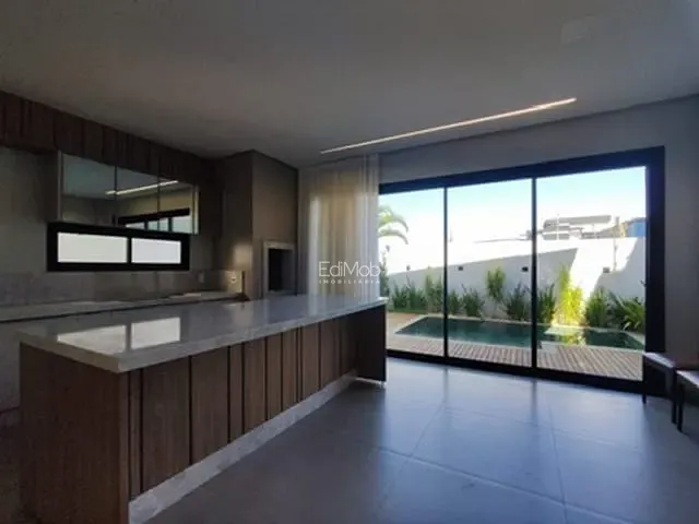 Sobrado com 200m² 3 quartos e 4 banheiros, à venda, no bairro FAG em Cascavel