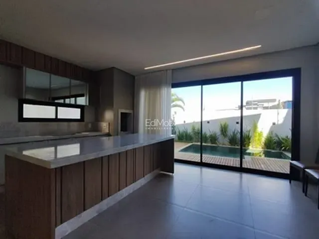 Sobrado com 200m² 3 quartos e 4 banheiros, à venda, no bairro FAG em Cascavel