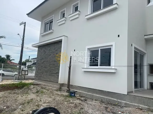 Sobrado com 215m² 3 quartos e 4 banheiros, à venda, no bairro Daniela em Florianópolis