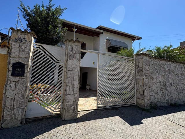 Sobrado com 334m² 4 quartos e 3 banheiros, à venda, no bairro Jardim do Ypê em Pindamonhangaba