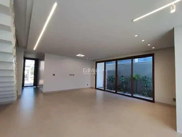 Sobrado com 200m² 3 quartos e 4 banheiros, à venda, no bairro FAG em Cascavel