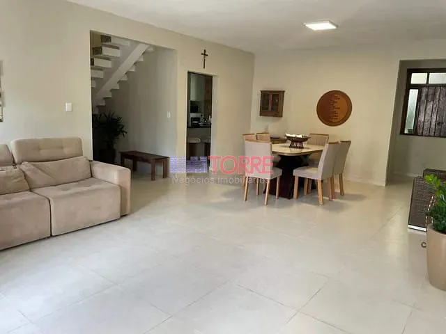 Sobrado com 360m² 5 quartos e 4 banheiros, à venda, no bairro Conquista em Ilhéus