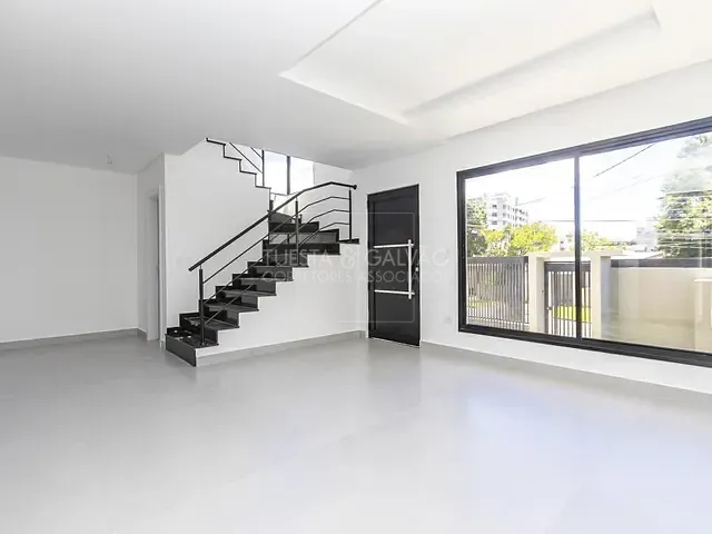 Sobrado com 127m² 3 quartos e 5 banheiros, à venda, no bairro Capão Raso em Curitiba