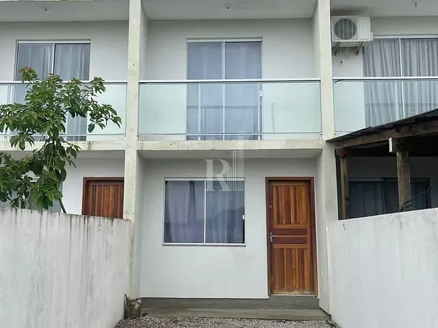 Sobrado 2 quartos e 2 banheiros, à venda ou para alugar, no bairro Areias em Tijucas