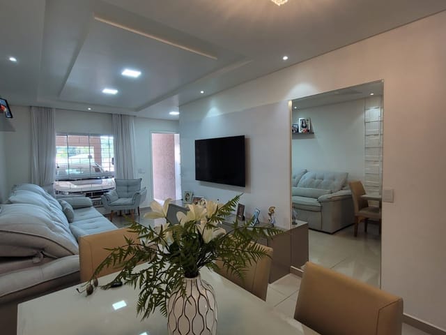 Sobrado com 128m² 2 quartos e 2 banheiros, à venda, no bairro Uvaranas em Ponta Grossa