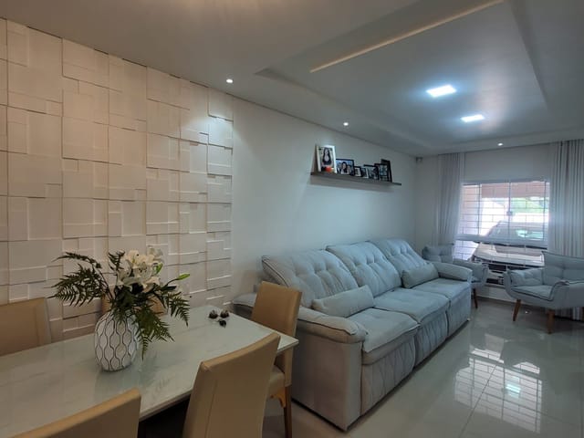 Sobrado com 128m² 2 quartos e 2 banheiros, à venda, no bairro Uvaranas em Ponta Grossa