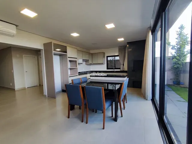 Sobrado com 200m² 3 quartos e 4 banheiros, à venda, no bairro FAG em Cascavel
