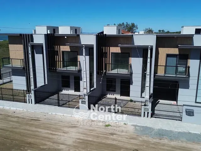 Sobrado com 141m² 3 quartos e 3 banheiros, à venda, no bairro Salinas em Balneário Barra do Sul
